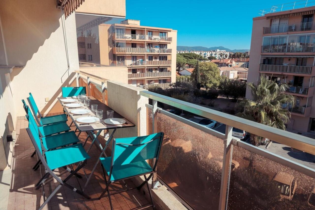 Chic Appart Du Port Fréjus Exteriör bild