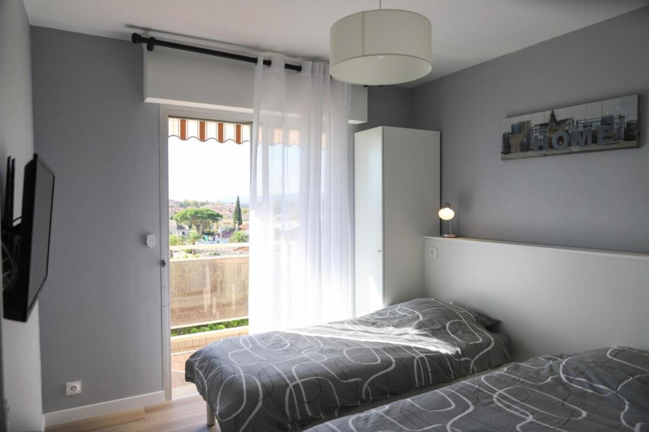 Chic Appart Du Port Fréjus Exteriör bild
